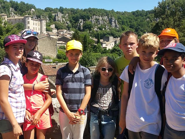 groupe d'enfants en colonie de vacances ardèche