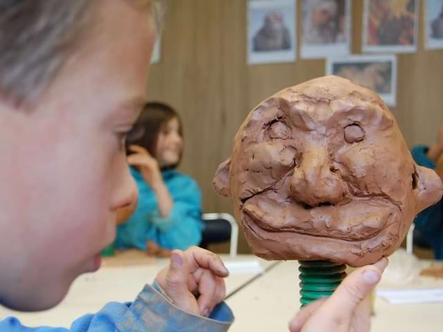 Enfant faisant de la sculpture en colonie de vacances d'été