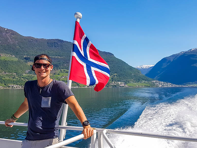 Ado sur un bateau en Norvège en colo