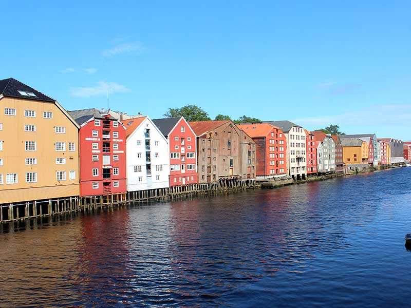Batiments colorés Suède colonie de vacances ados été