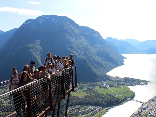 Groupe d'ados en colo itinérante en Norvège été 