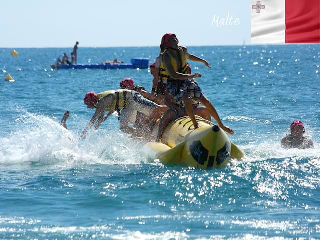 Ados en colonie de vacances faisant de la banane tractée