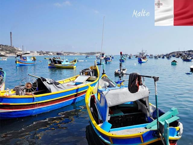 Bateaux amarrés au port de Malte en colonie de vacances de printemps