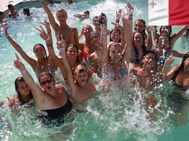 groupe d'ados dans la piscine à Malte