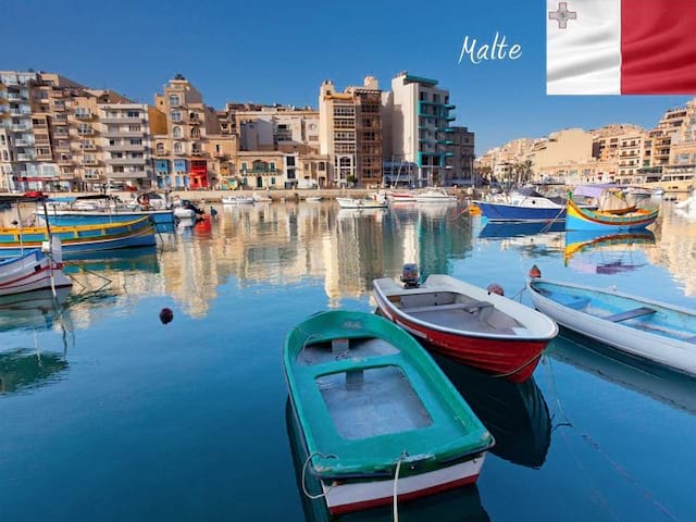 Bateau amarrés dans un port de Malte en colonie de vacances 