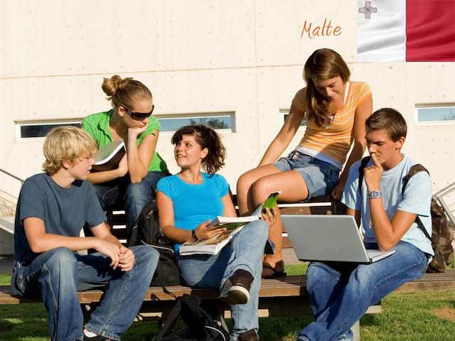 Groupe d'adolescents avec leur ordinateur travaillant leur anglais en colonie de vacances linguistique