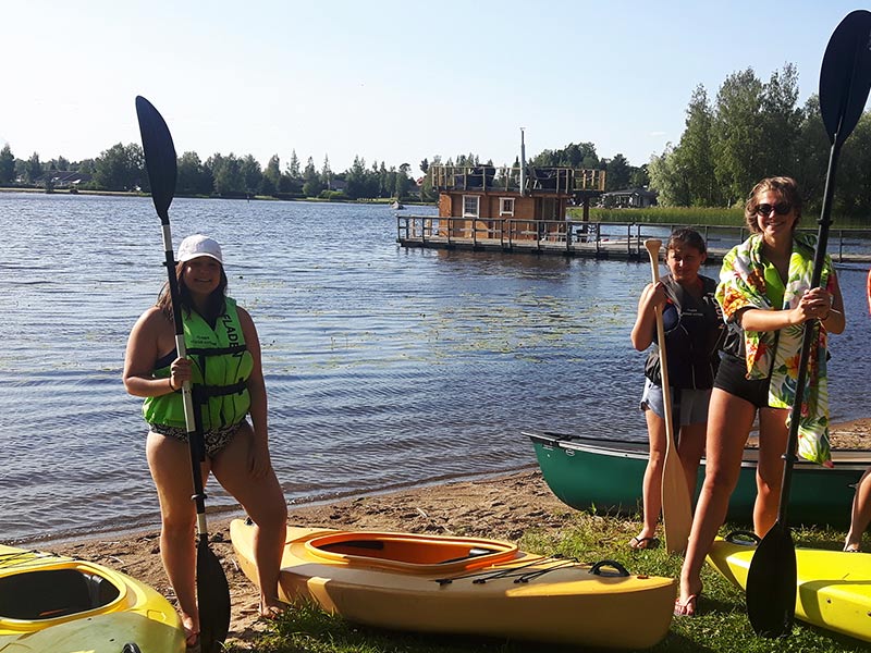 Groupe de jeunes qui s'apprêtent à aller en activité kayak lors de leur colo de vacances en Finlande et Estonie