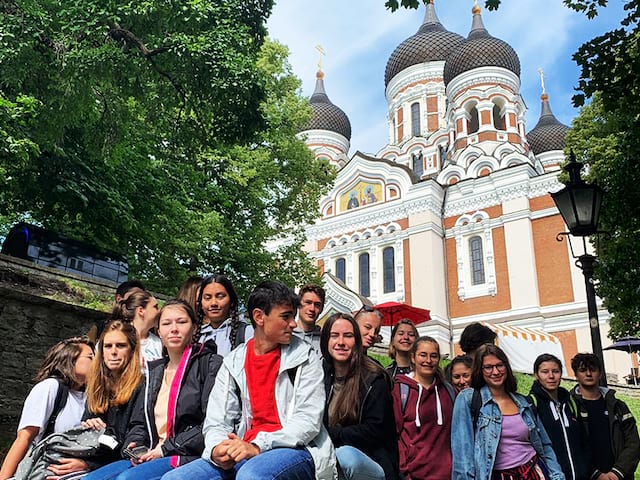 Groupe de jeunes qui font une colo de vacances en Finlande et en Estonie durant l'été