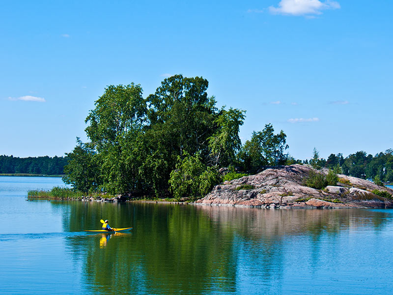 Vue sur un lac observé en colonie de vacances en Finlande et en Estonie