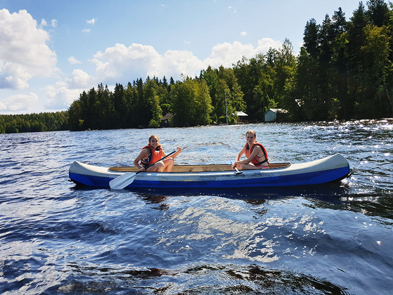 Activité nautique avec deux jeunes dans un kayak lors d'une colonie de vacances de l'été