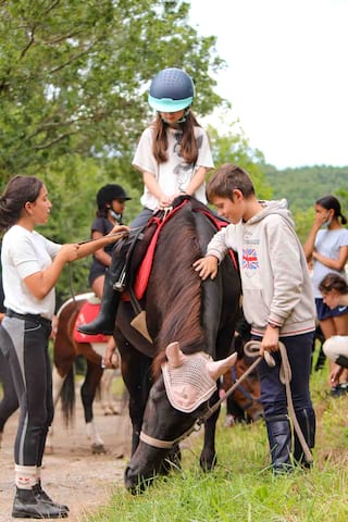 enfants en colonie équitation cet été en ardèche