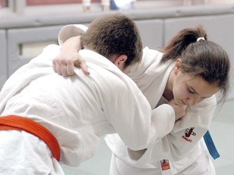 deux enfants faisant du judo en colonie de vacances d'été