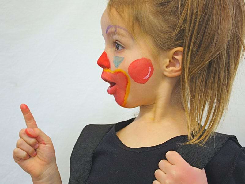 Fillette déguisée en clown en colonie de vacances