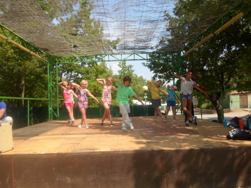 groupe d'enfants en colonie de vacances faisant de la danse 