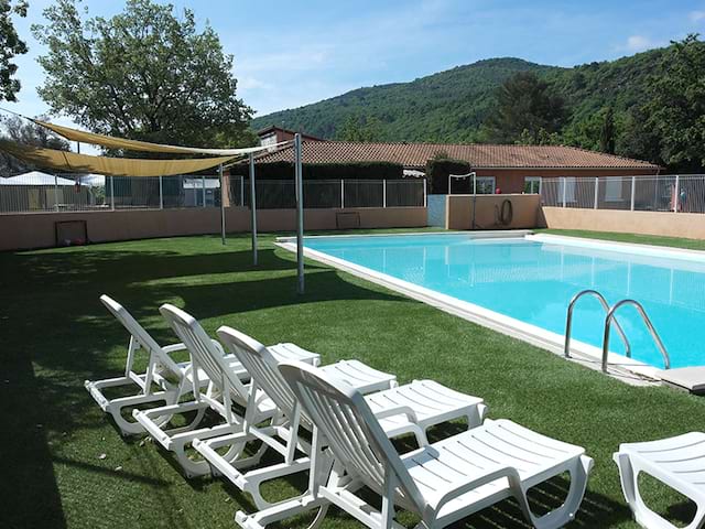 Vue sur la piscine du centre de Bauduen lors de la colo Le Var à la carte