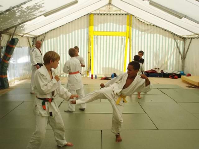 enfants faisant du judo en colo cet été