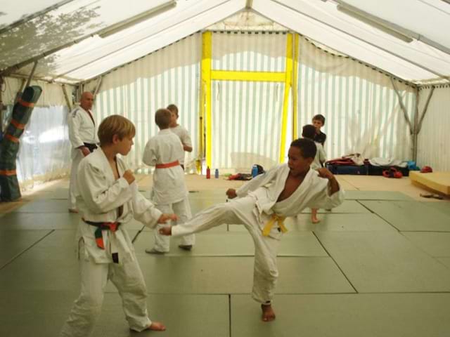 enfants faisant du judo en colo cet été