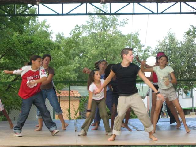 groupe d'adolescents faisant de la danse en colonie de vacances fin aout