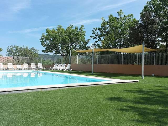 Vue sur la piscine de Bauduen en colo de vacances 