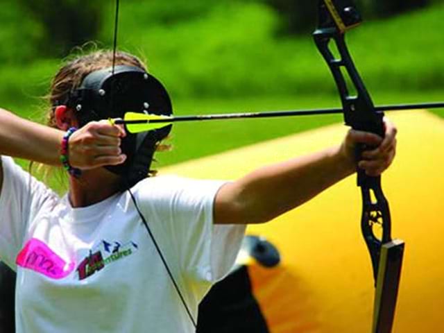 Activité tir à l'arc durant une colo de vacances Montagne et Nature durant l'été