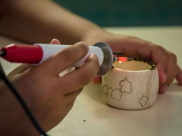 Activité sculpture sur bois durant l'été en colo