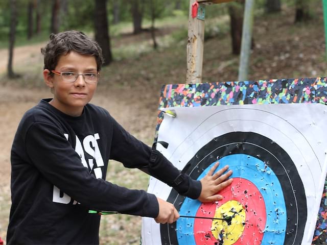 Jeune garçon en colo de vacances Montagne & Nature durant l'été