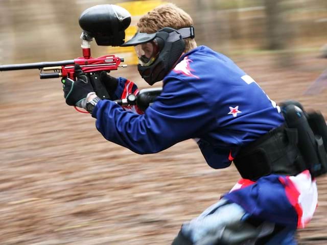 Activité paintball en colonie de vacances Surf à l'océan pour ados cet été