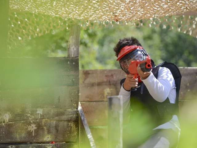 Session de paintball en colo de vacances cet été pour ados