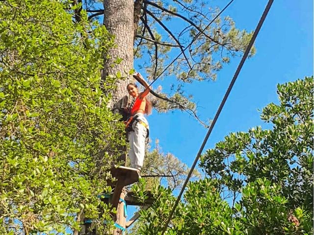 Activité accro-branches en colo de vacances spéciale océan et surf cet été