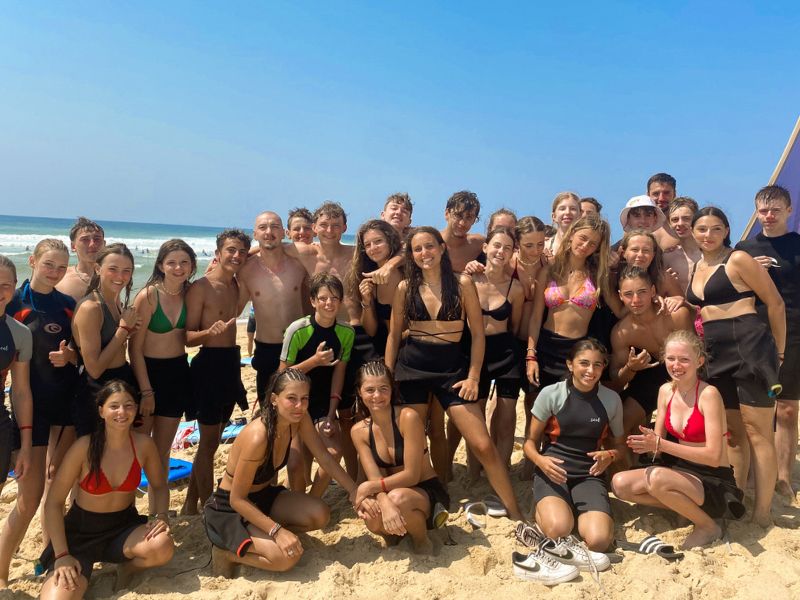 Groupe d'ados en colo de vacances surf à Capbreton, à l'océan, cet été