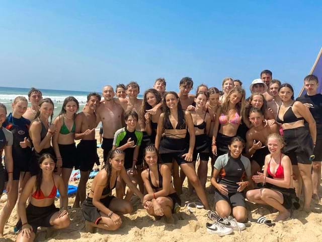 Groupe d'ados en colo de vacances surf à Capbreton, à l'océan, cet été