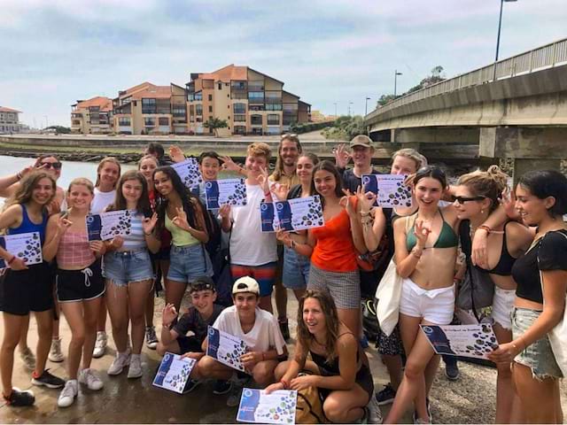 Groupe d'ados qui est parti en colonie de vacances dédiée au surf cet été à Capbreton