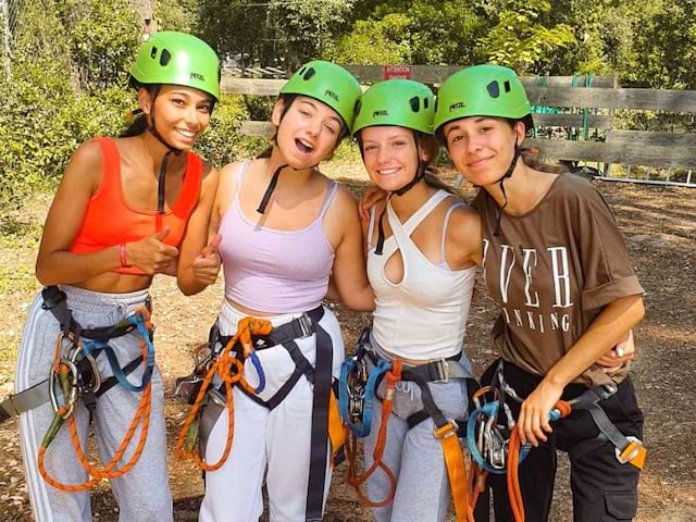 4 jeunes filles en activité accrobranche en colonie de vacances Surf cet été à Capbreton