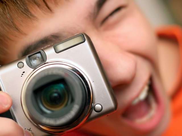 Jeune ado avec un appareil photo en colonie de vacances en France