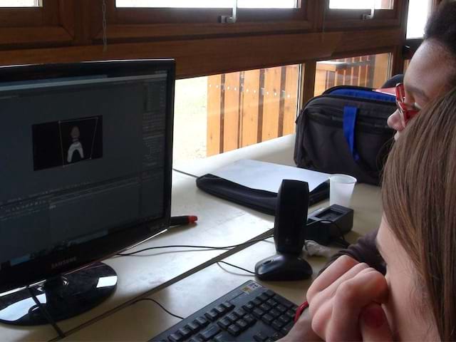 Enfants faisant du montage vidéo en colonie de vacances