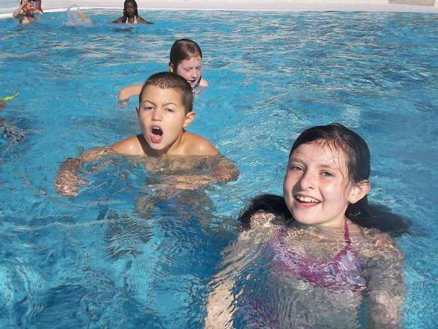 Enfants en piscine en colonie de vacances