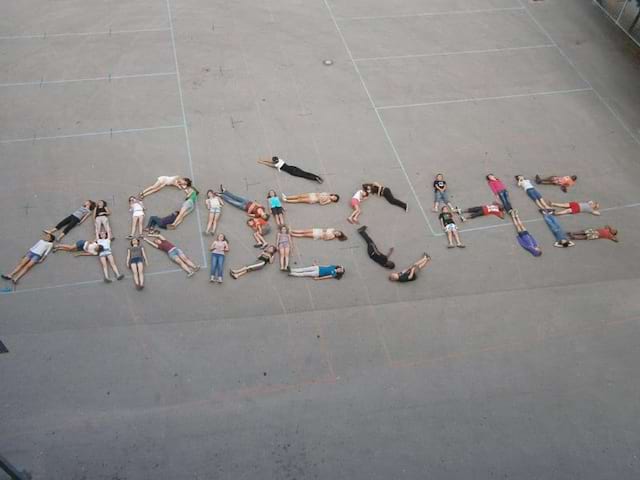 Groupe d'enfants vu du dessus formant le mot ardèche en colo