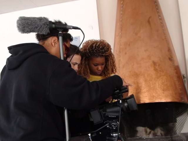 Groupe d'ados en plein tournage en colonie de vacances 