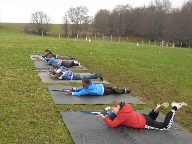 Groupe d'enfants apprenant le tir laser en colo