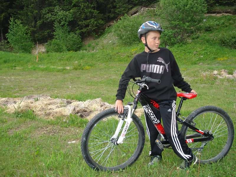 Enfant à vélo en  balade à la campagne