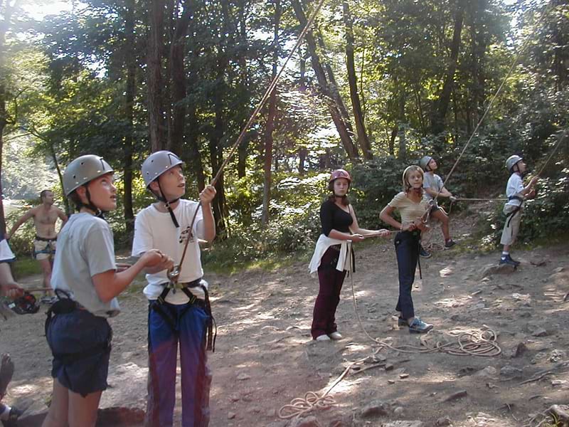 Groupe d'ados en escalade