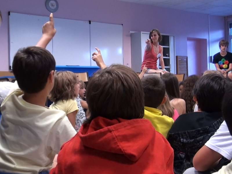 Groupe d'enfants et leur animatrice en colonie de vacances