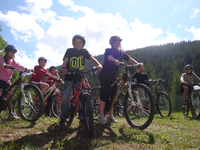 Groupe d'enfants à vélo en colonie de vacances