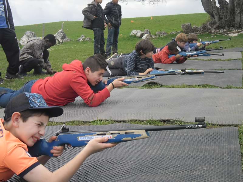 Jeunes pratiquant le biathlon 