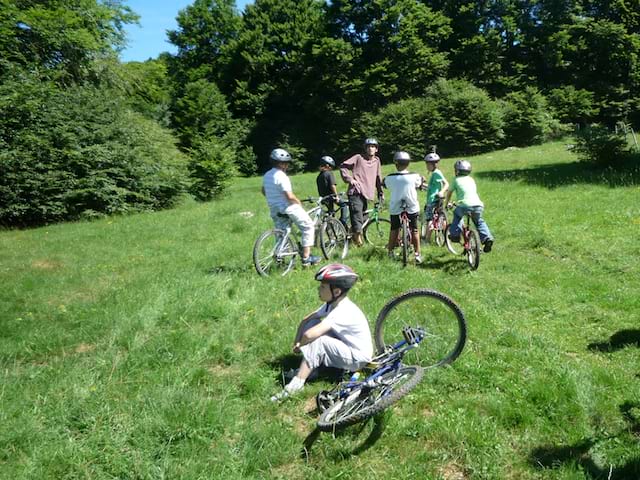 Enfants en promenade à vélo en colo