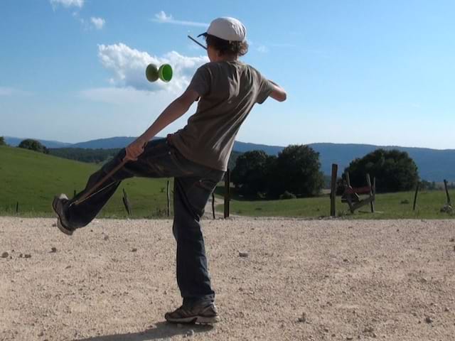 Jeune apprenant à faire du diabolo