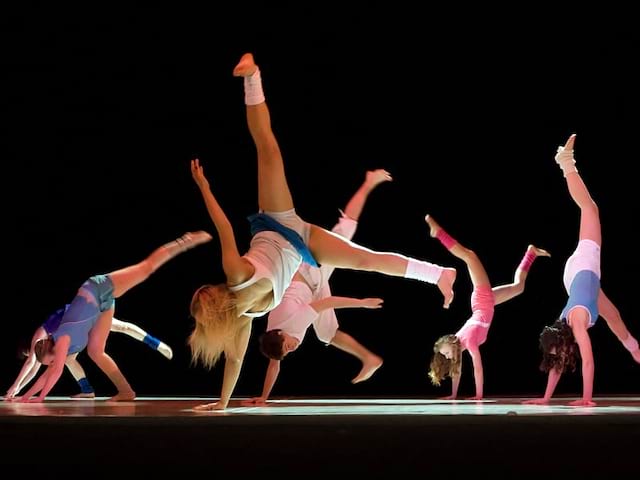 Adolescents faisant de la danse sur scène en colonie de vacances