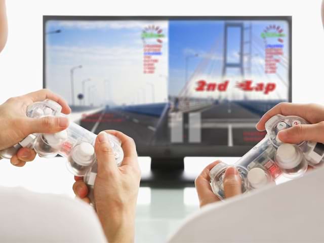 Enfants jouant à la wii ensemble en colonie de vacances