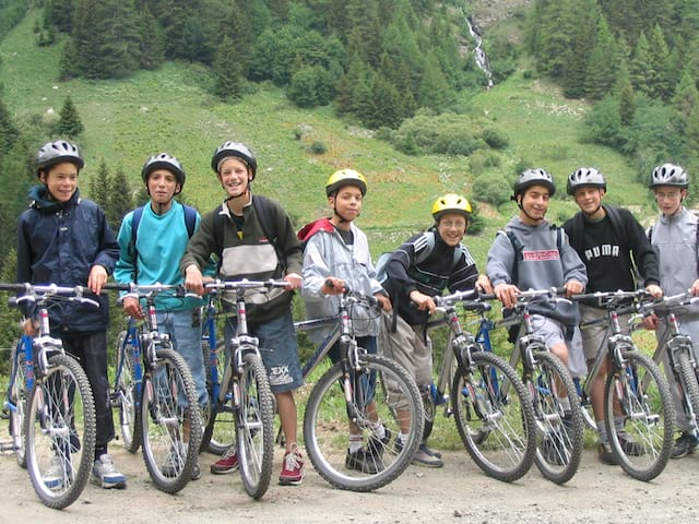 Groupe d'enfants à vélo à la campagne en colonie de vacances