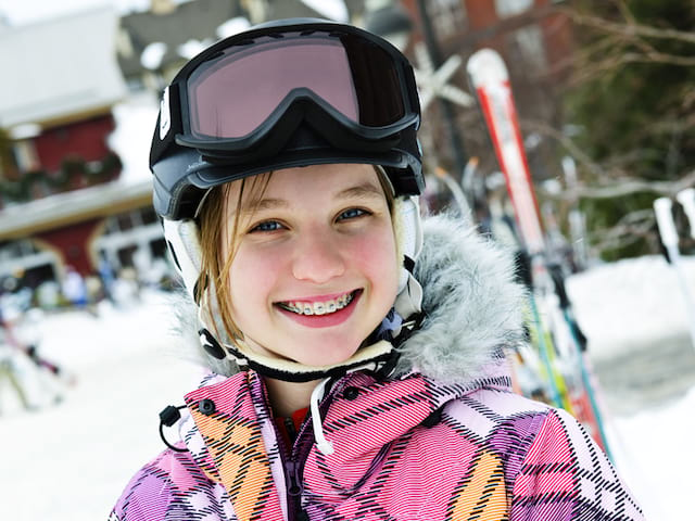 Portrait d'un enfant en colonie de vacances à la neige